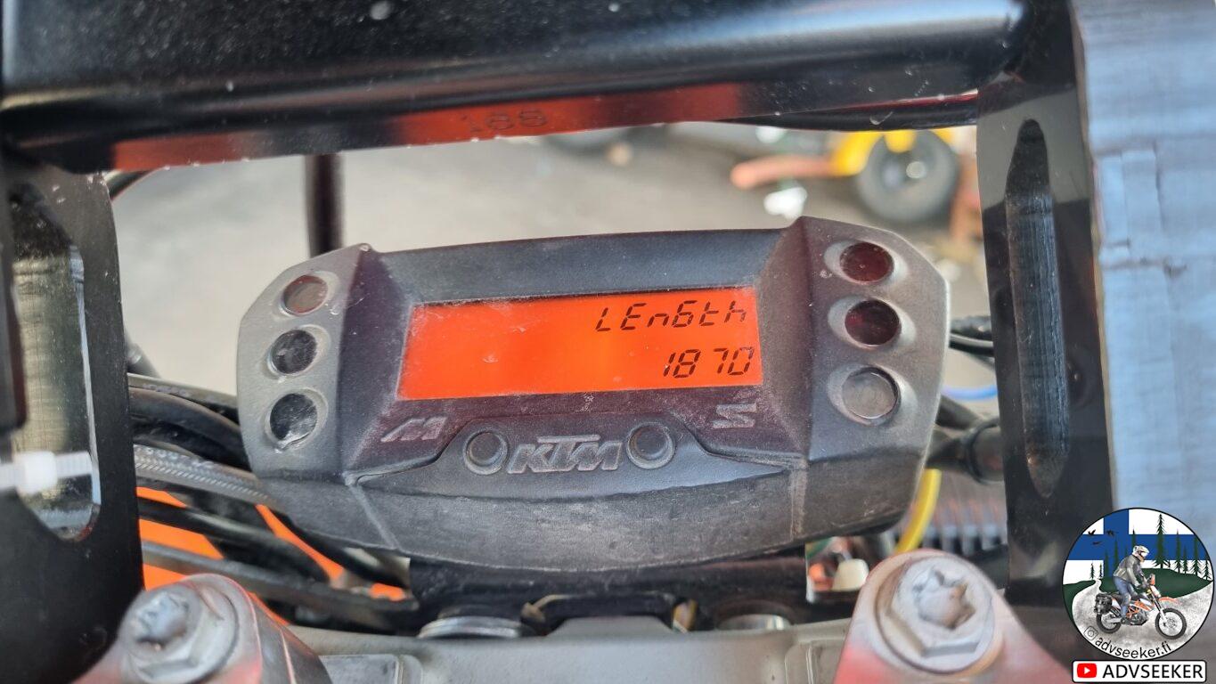 You are currently viewing Adjusting speedometer between supermoto and enduro tires.